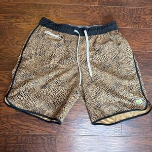 Vuori Banks Shorts Mens Large Orange Animal
Print 7.5" Board Hybrid Gym Unlined
